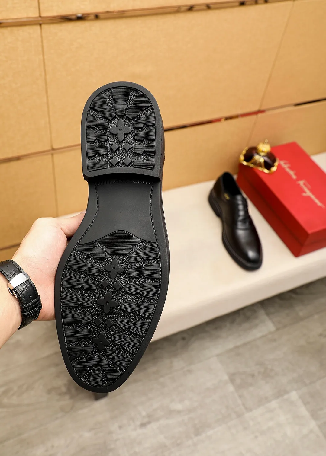 Men's shoes 💰462 💐 Product trademark: Ferragamo "Ferragamo" business leather shoes Regular size: 38-44 (45.46🉑️customized) Product materials: Selected imported first-layer calfskin upper, imported water-dyed cowhide leather lining. Strong three-dimensional visual effect, rubber outsole Color: 1⃣️color optional